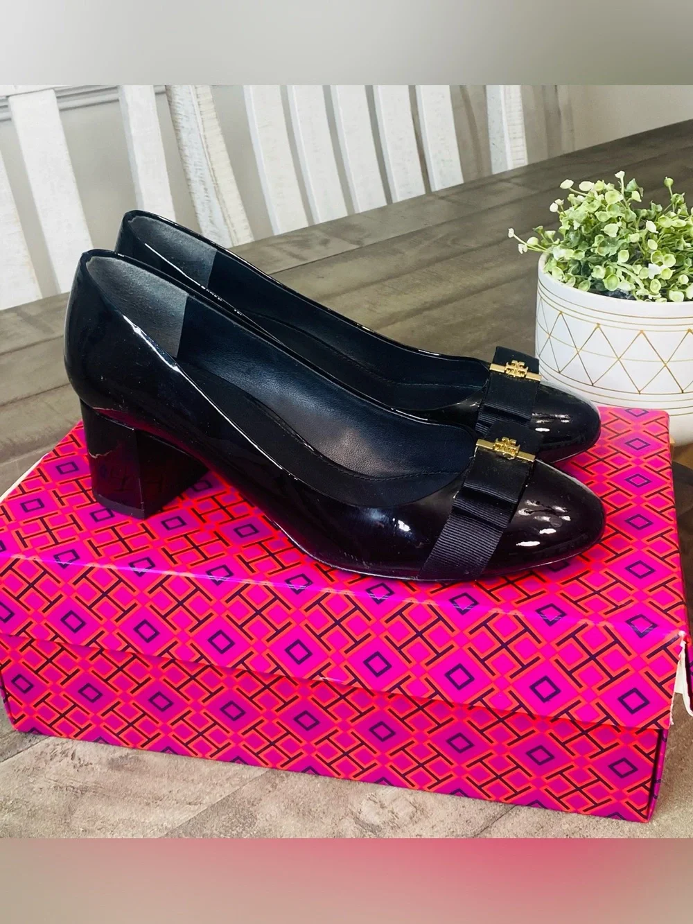 Tory Burch Black Patent Leather Trudy Block Heel Pumps Bow Gold Hardware Sz 7